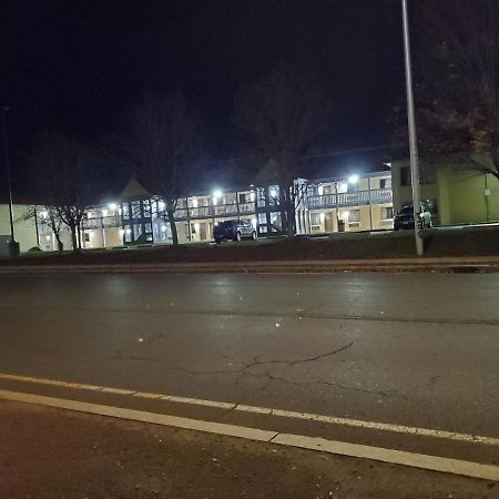 Travel Inn Motel Hartford Exterior foto