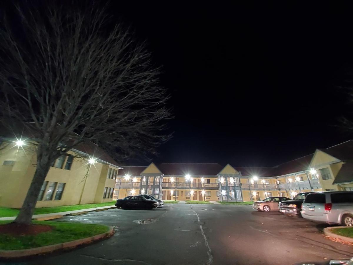 Travel Inn Motel Hartford Exterior foto